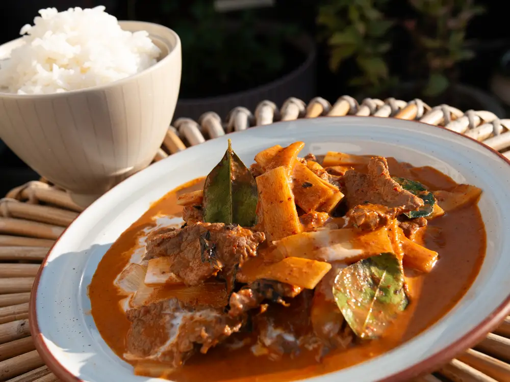 Thaise Rode curry met biefstuk en bamboe