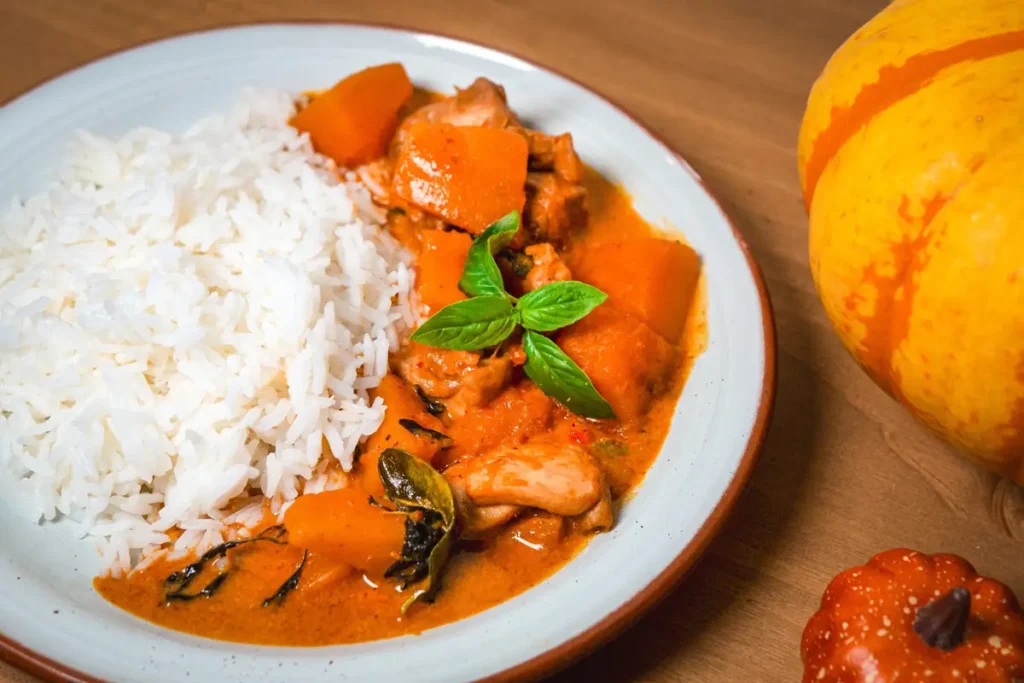 Thaise rode curry met kip en pompoen - Thais Tafelen